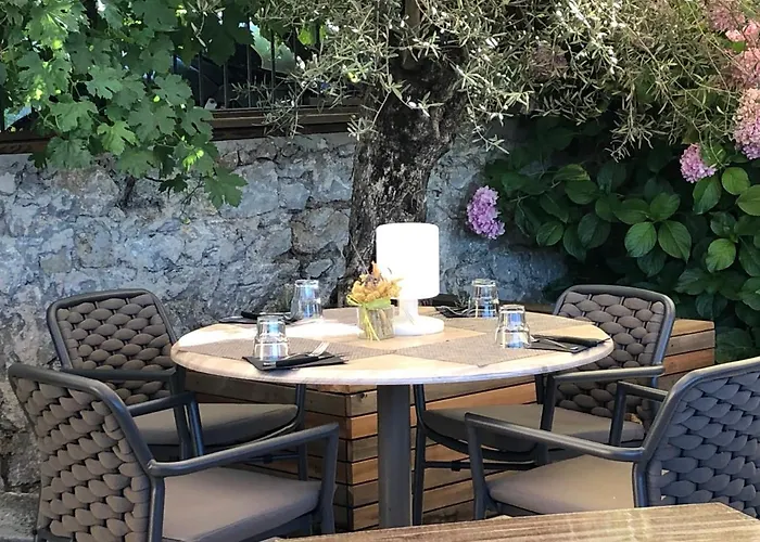 尤坎帕尼勒酒店 *