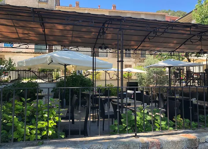 尤坎帕尼勒酒店 *